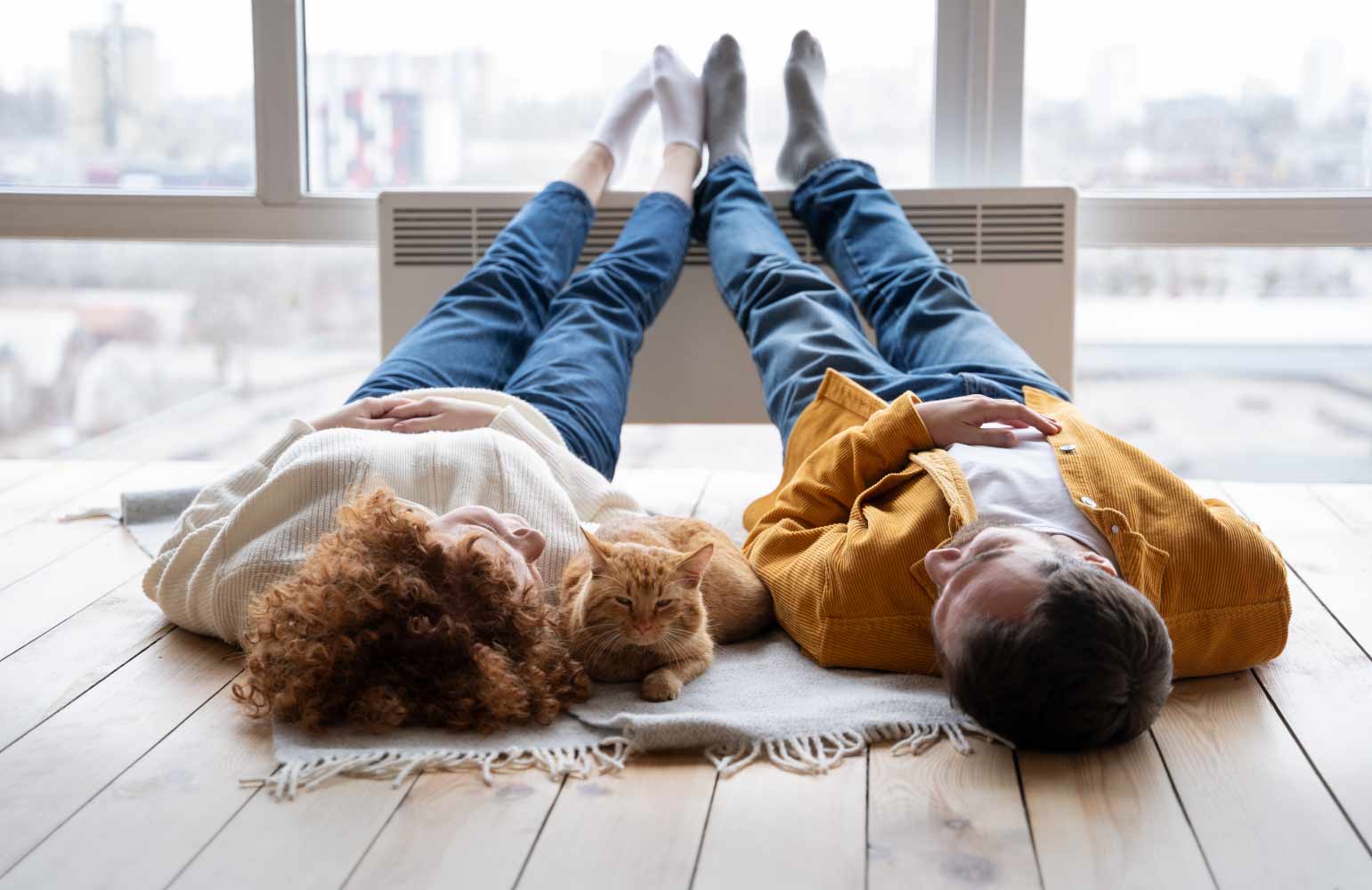 mensen liggen op een verwarmde vloer in huis | OranjeDuurzaam