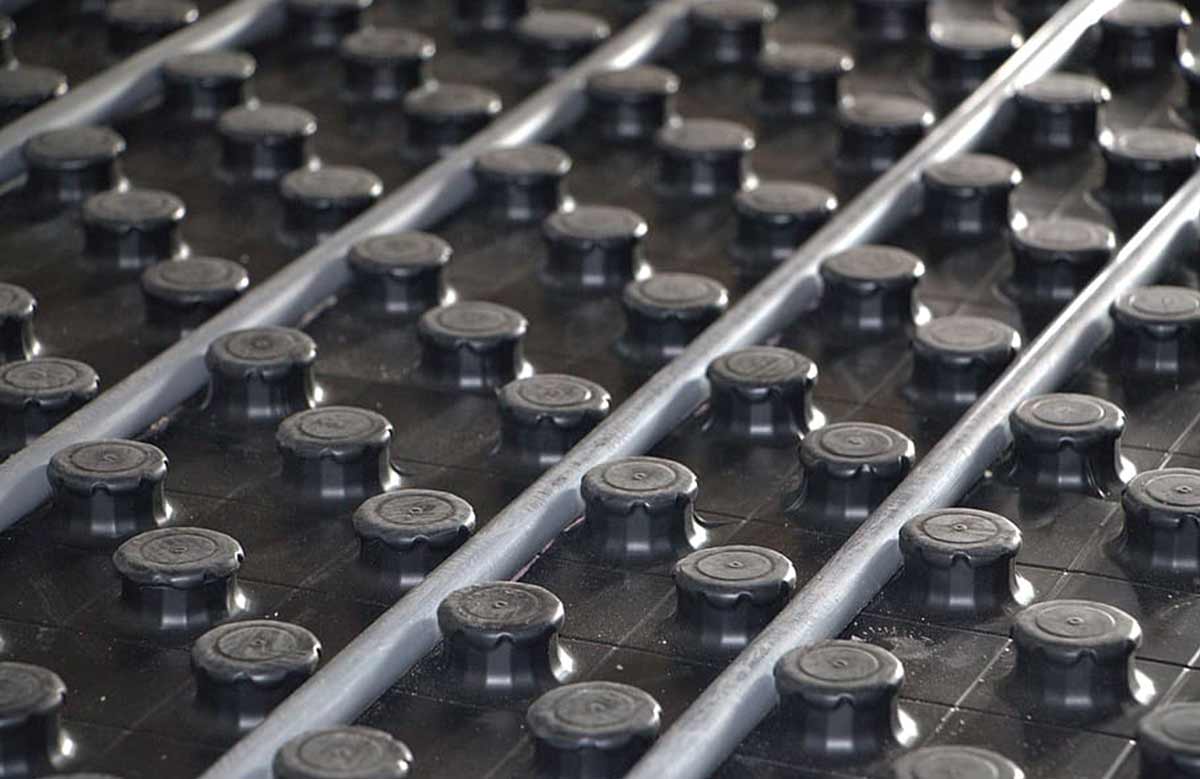 Een noppenstructuur voor het aanleggen van vloerverwarming