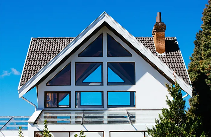 huis met wit geïsoleerd dak